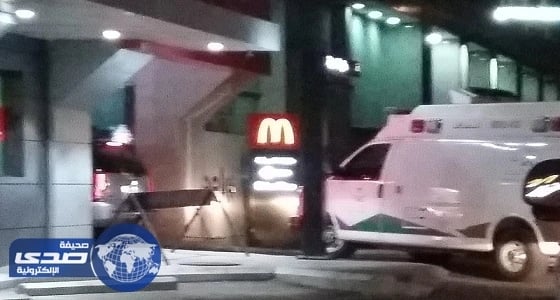 انتظار سيارة إسعاف في صفوف طلبات الوجبات السريعة بالمدينة