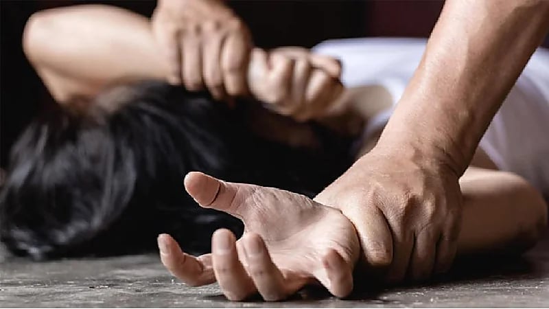 شابان يستدرجان فتاة ويعتديان عليها في جزيرة يونانية