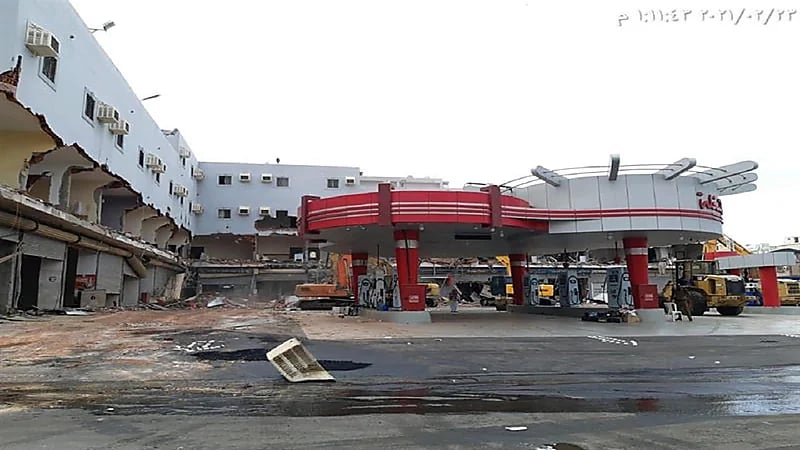 بالفيديو.. إزالة محطة وقود مقامة على أراضٍ حكومية في جدة