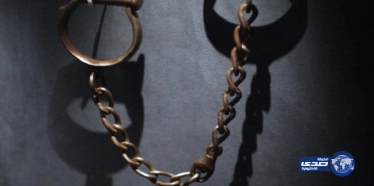 بالصور.. مصري يكبل طفله شهراً ونصف بالسلاسل الحديدية !