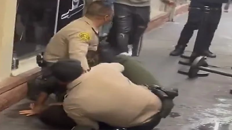 بالفيديو.. شرطيان في أمريكا يعتديان بوحشية على شاب أفريقي