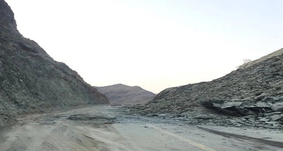 وقوع حادث بسبب انهيار صخري بطريق القنفذة العرضيات