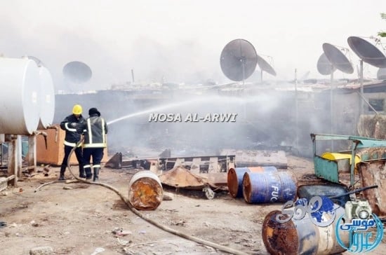 بالصور..حريق هائل في سكن للعمال في تبوك