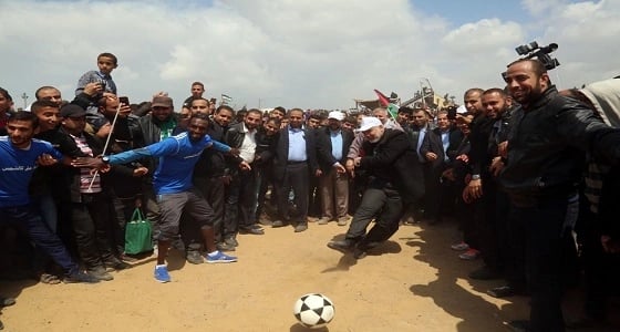 شاهد.. هنية يلعب كرة القدم