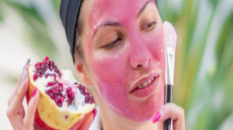 فوائد قشر الرمان في معالجة مشاكل البشرة