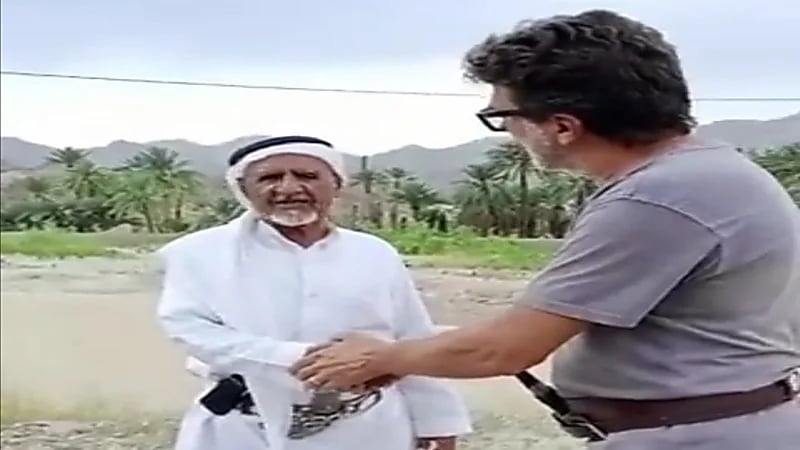 شاهد.. مسن سعودي يتحدث الإنجليزية بطلاقة مع سائح ويخطف الأنظار