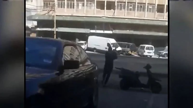 شاهد.. لحظة سقوط عنصر من حزب الله يطلق قذيفة بالطيونة