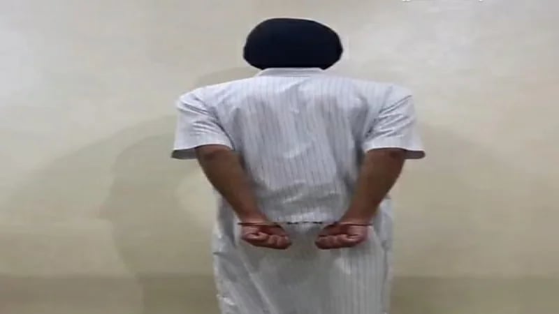 شاهد.. لحظة ضبط شاب مارس التفحيط في القصيم بعد صدم سيارة شرطة