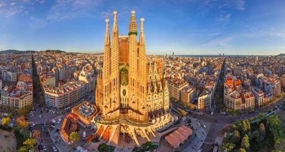 كتالونيون يتظاهرون لتأييد الوحدة مع إسبانيا والاتحاد الأوروبى