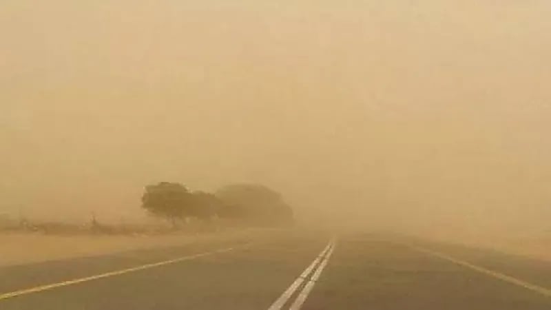 عاصفة ترابية تجتاح طريق "العمق - المهد"