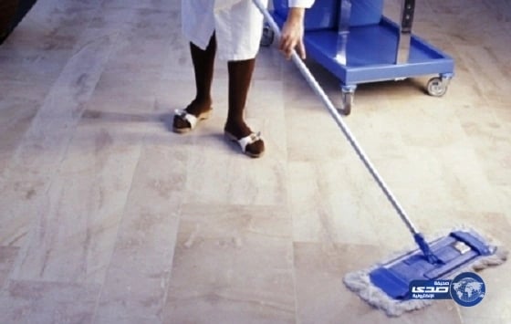 مواطنة جامعية تعمل “عاملة نظافة” تناشد خادم الحرمين لإيجاد وظيفة مناسبة لتخصصها "فيديو"