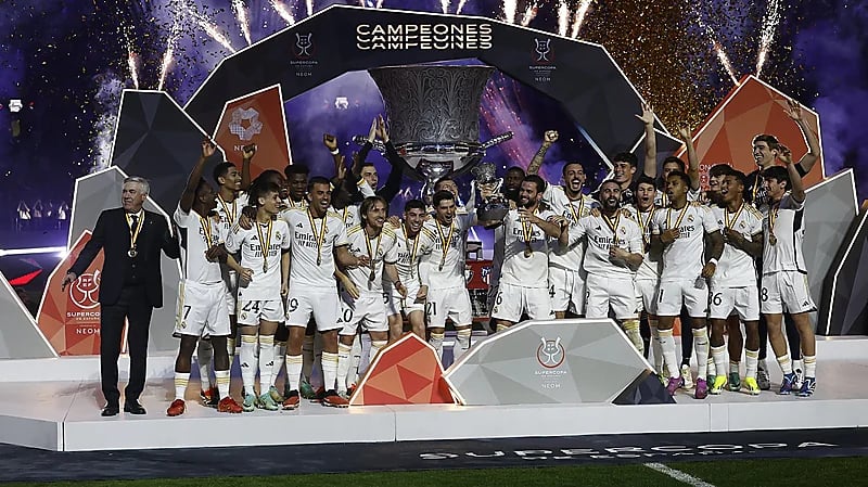لحظة تتويج ريال مدريد بكأس السوبر الإسباني .. فيديو