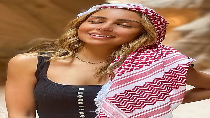 الإعلامية لينا المجالي تتصدر مواقع التواصل مرتدية الشماغ