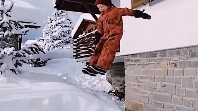 بالفيديو.. أب يشجع طفليه على القفز من الطابق الثاني