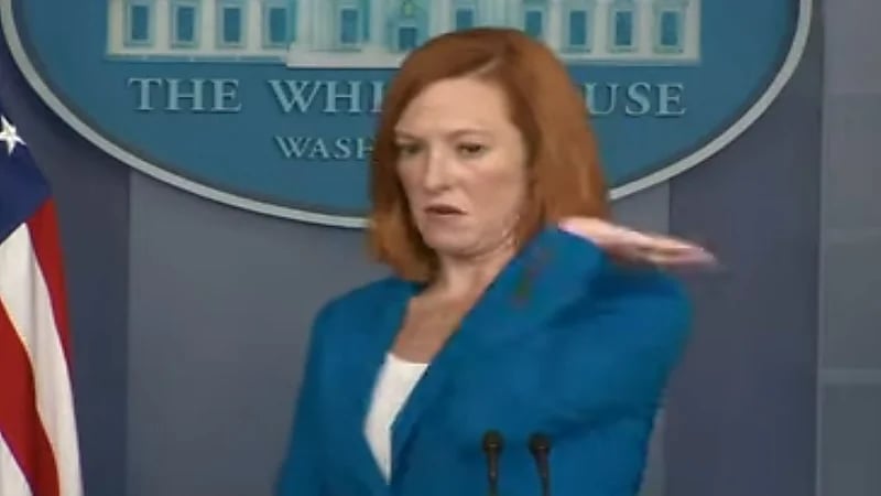 شاهد.. متحدثة البيت الأبيض تتعرض لهجوم من حشرة عدوانية