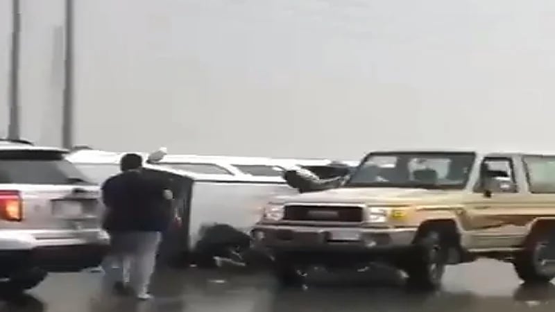 بالفيديو.. انقلاب مركبة تحمل بضاعة على أحد الطرق في ‎جازان بسبب الأمطار الغزيرة