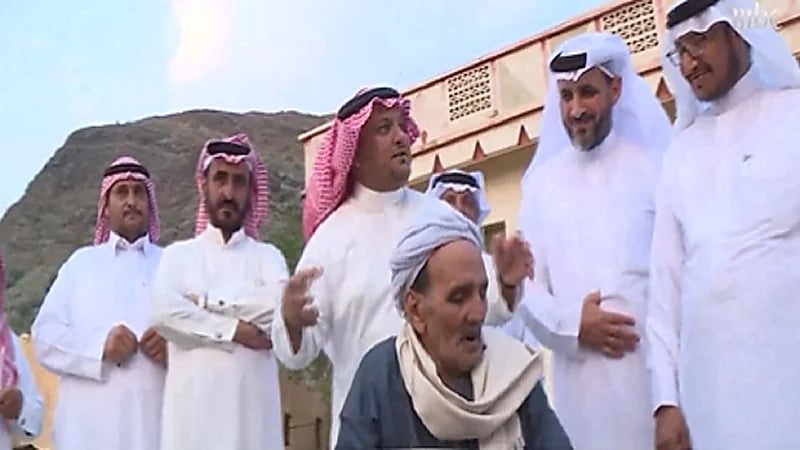 بالفيديو .. مواطنون بمحايل عسير يكرمون مُعلمهم المصري درسهم قبل 40 عاما