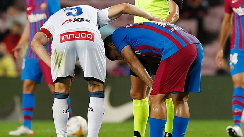 نقل مهاجم برشلونة إلى المستشفى بعد معاناته من آلام في الصدر