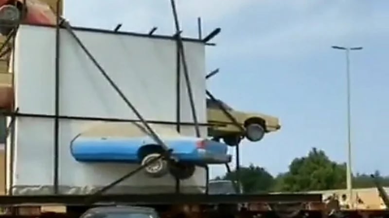 شاهد.. نقل مجسم السيارات على شاحنة من موقعه الحالي بكورنيش جدة