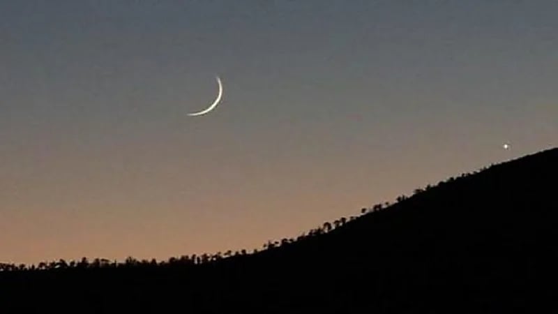 أول صور لهلال رمضان نهاراً اليوم