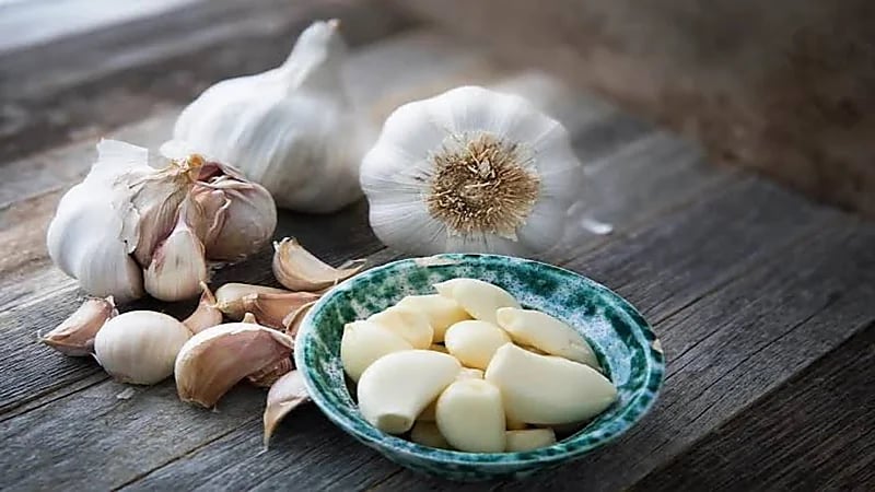 فوائد تناول الثوم على الريق