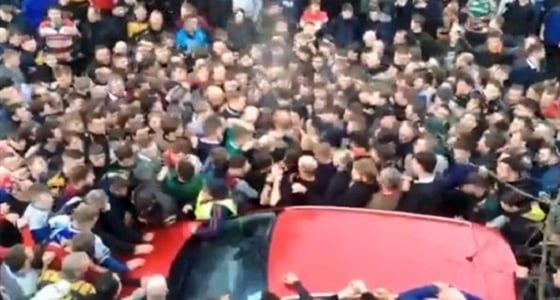 بالصور.. مشجعون يسحقون سيارة متوقفة في طريقهم