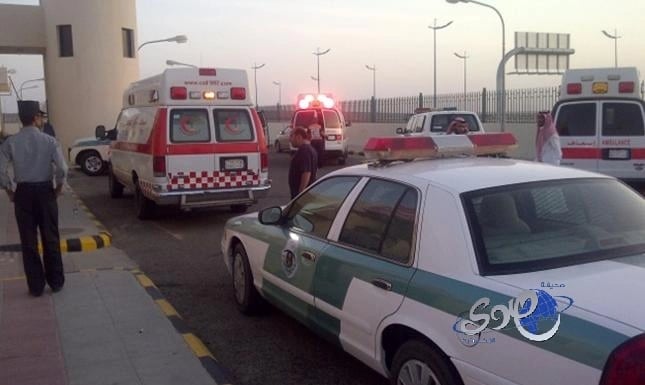 شخصان يوسعان رجل أمن ضرباً بالعقال