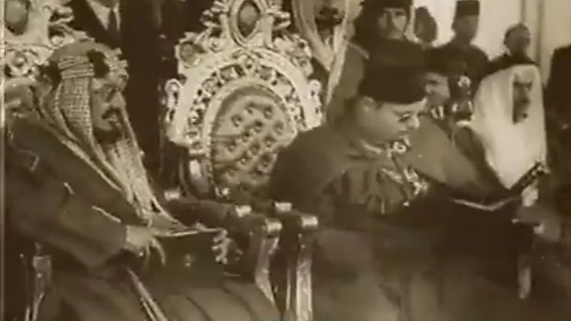 فيديو نادر لحضور الملك عبدالعزيز عرضًا عسكريًا للجيش المصري عام 1946