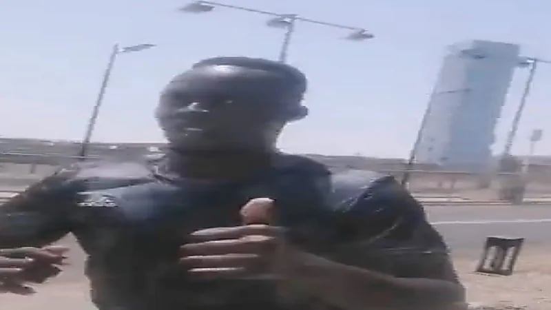 حارس الأهلي الجديد يمارس الرياضة وسط أجواء جدة الحارة .. فيديو