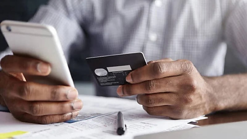 رجل يُعاقب زوجته الخائنة بنشر معلومات بطاقتها الائتمانية على إكس