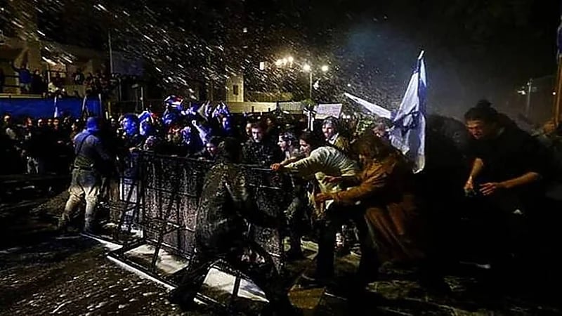 لحظة اقتحام منزل نتنياهو في تل أبيب .. فيديو