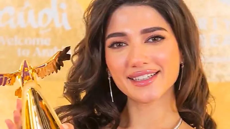 نارين بيوتي تعبر عن رأيها في عقد الألماس الخاص بزفافها.. فيديو