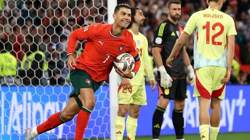 رونالدو يبكي فرحًا بعد تتويج البرتغال بالبطولة .. فيديو