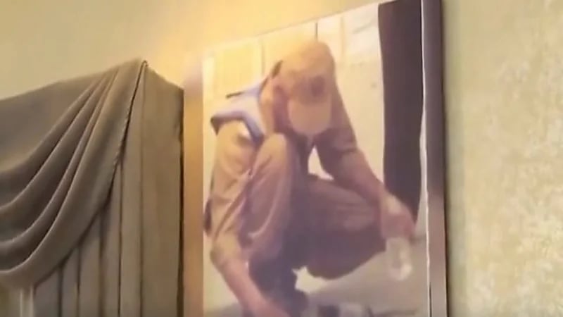 شاهد.. الشهيد عبدالعزيز العسيري يسقي حمامة في موسم الحج 