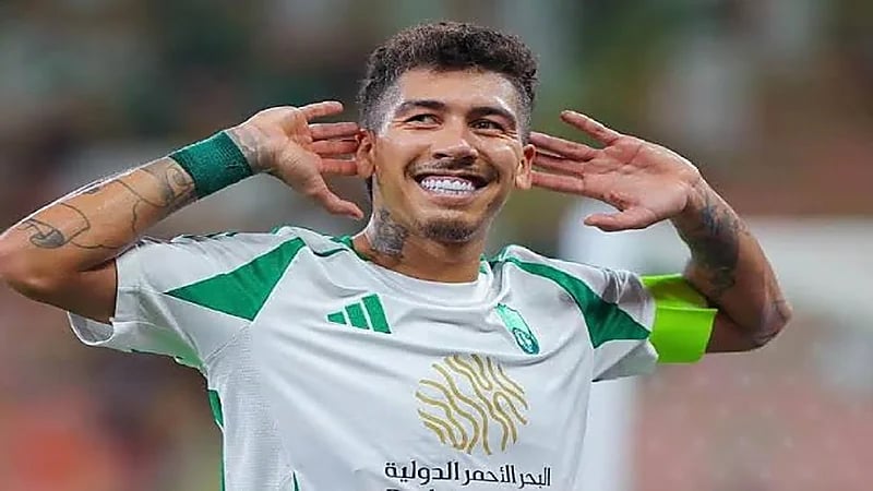 فيرمينو يظهر وهو يستمتع بالتمر بعد التتويج الآسيوي.. فيديو