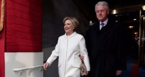 ترامب يطلب من هيلاري الوقوف لتحيتها أثناء حفل غداء بعد تنصيبه