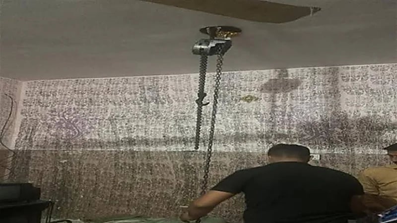 إنقاذ طفل معلق بطريقة مروعة في سقف منزل