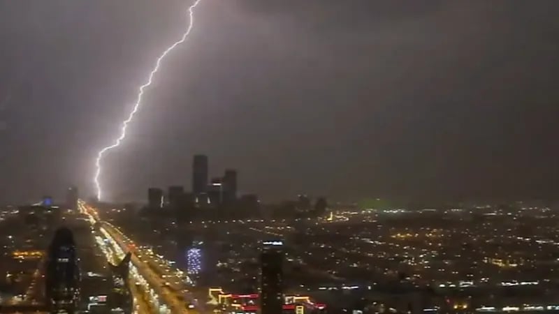 شاهد.. البرق يضئ سماء الرياض 