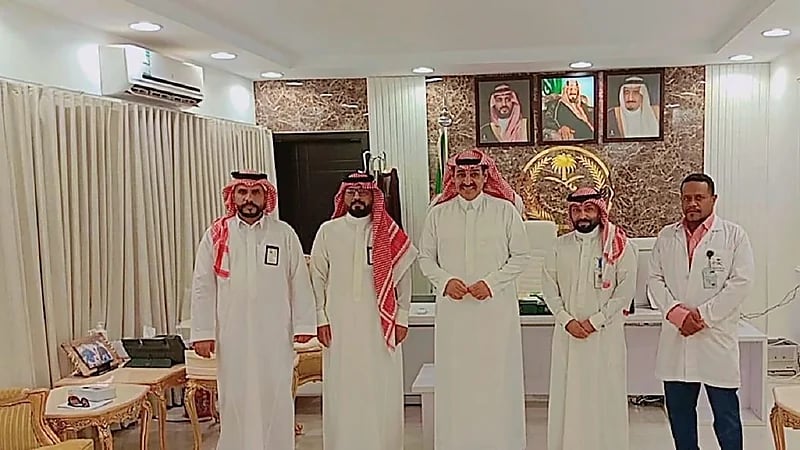 محافظ طريف يدشن حملة تطعيم لقاح الانفلونزا