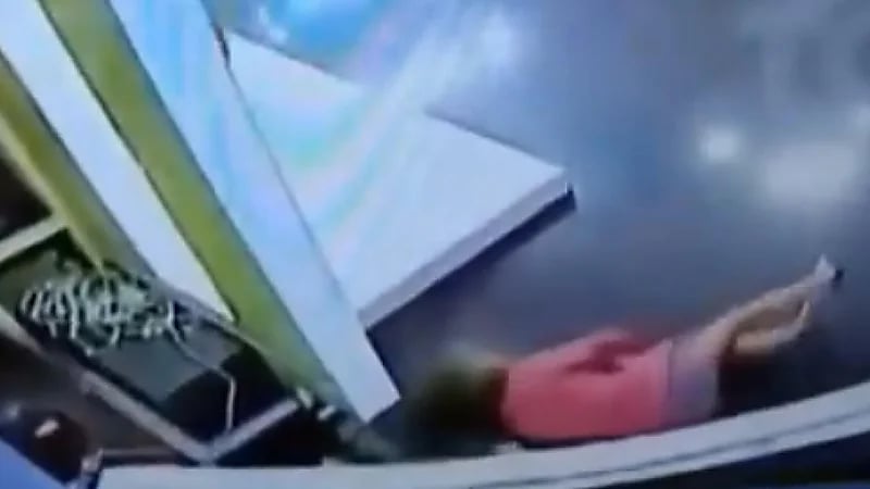 مذيعة تفقد توازنها وتنهار على الهواء مباشرة