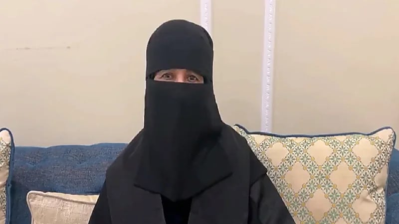 مواطنة تحتفل بتخرجها بعمر الـ 70 عاما .. فيديو