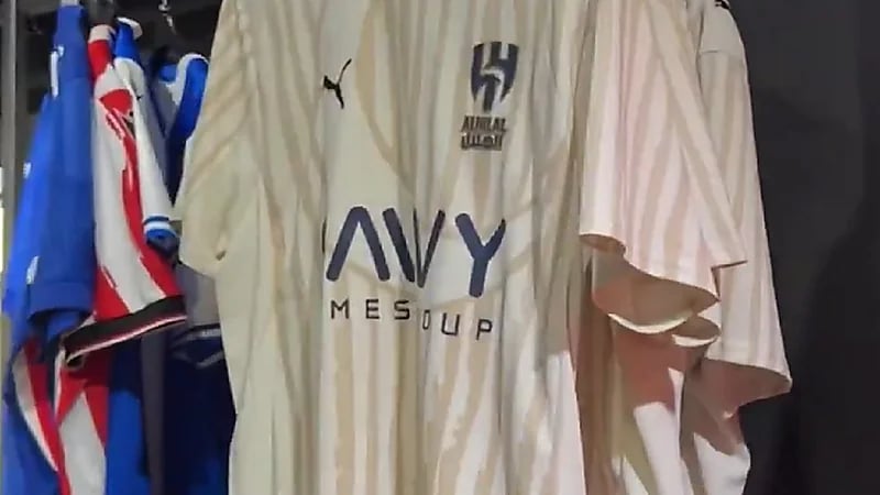 قميص الهلال يزين متجر في ميلان الإيطالية .. فيديو