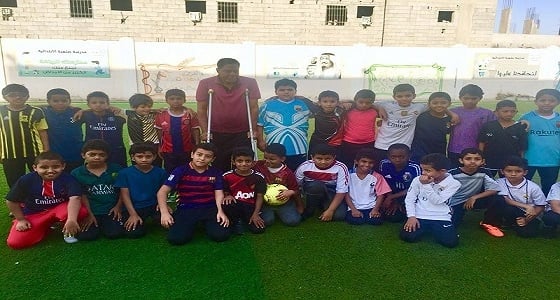 معلم خمسيني يصر على أداء حصته البدنية رغم إصابته