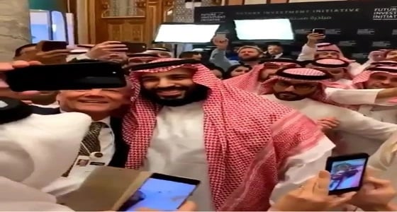 بالفيديو.. لقطة عفوية تظهر تواضع ولي العهد