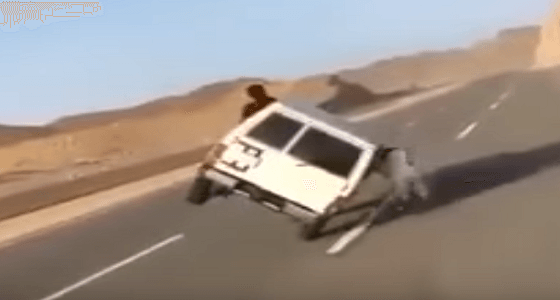 بالفيديو.. شباب يجازفون بأرواحهم على أحد الطرق بالمملكة