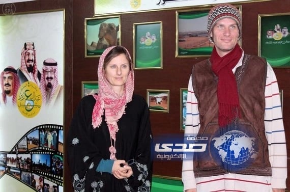  أكاديمي ألماني وزوجته يقطعان نفود الصمان للوصول لمزاين الإبل بأم رقيبة