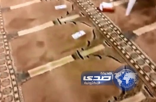 بالفيديو.. مواطن يدعو للصلاة بالمسجد بوضع مبالغ من فئة الـ500 ريال أمام المصلين