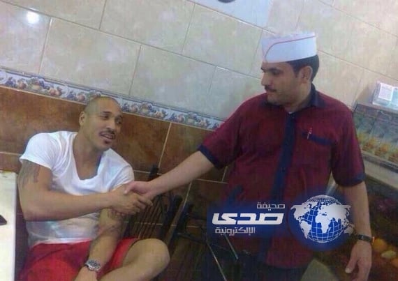 فيكتور سيموس يشكى همة في أحد المطاعم الشعبية بجدة