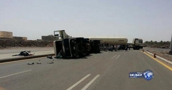 انقلاب شاحنة غاز في دوار البساتين بحي عرقة بالرياض