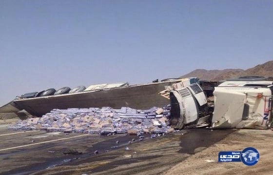 حادث انقلاب شاحنة على طريق تبوك - ضباء (صور)